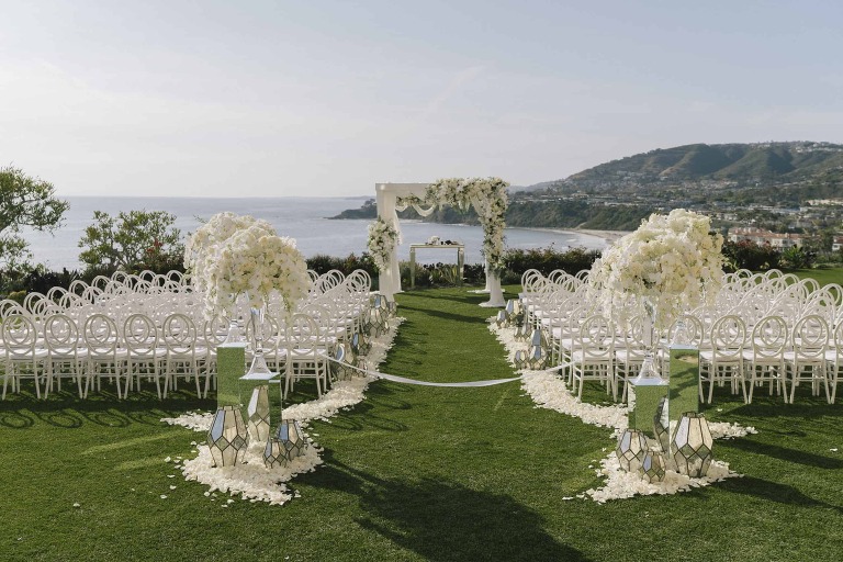 A wedding reception with white flowers